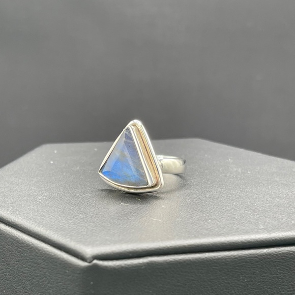 Natural Labradorite Trillion Cut Sterling Silver Ring (Size 8) - Picture 4 of 7